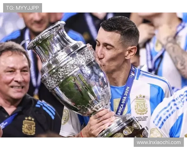 安赫尔·迪马利亚重返本菲卡完成生涯回归